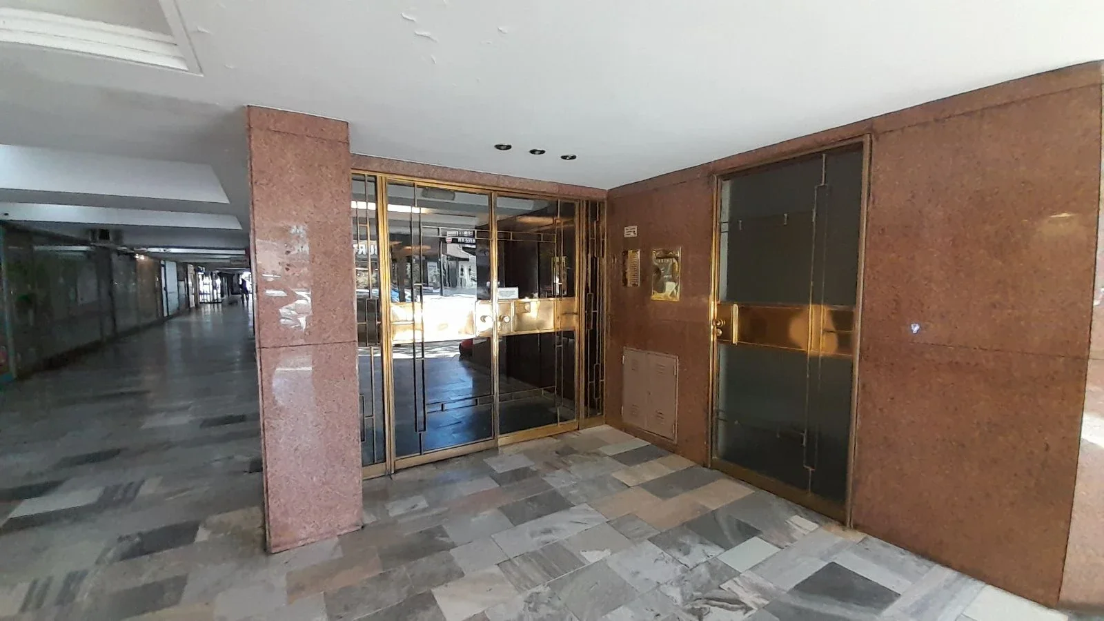 Impecable 3 Amb. con Dependencia y Cochera, Piso 9, 2 Baños, Excelente Ubicación - Imagen 2