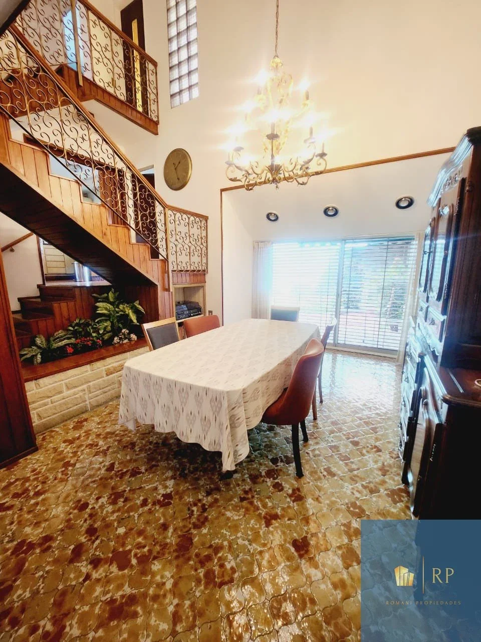 Hermosa Casa en alquiler de 4 ambientes  c/ cochera en Villa Urquiza de 260 MTS - Imagen 2