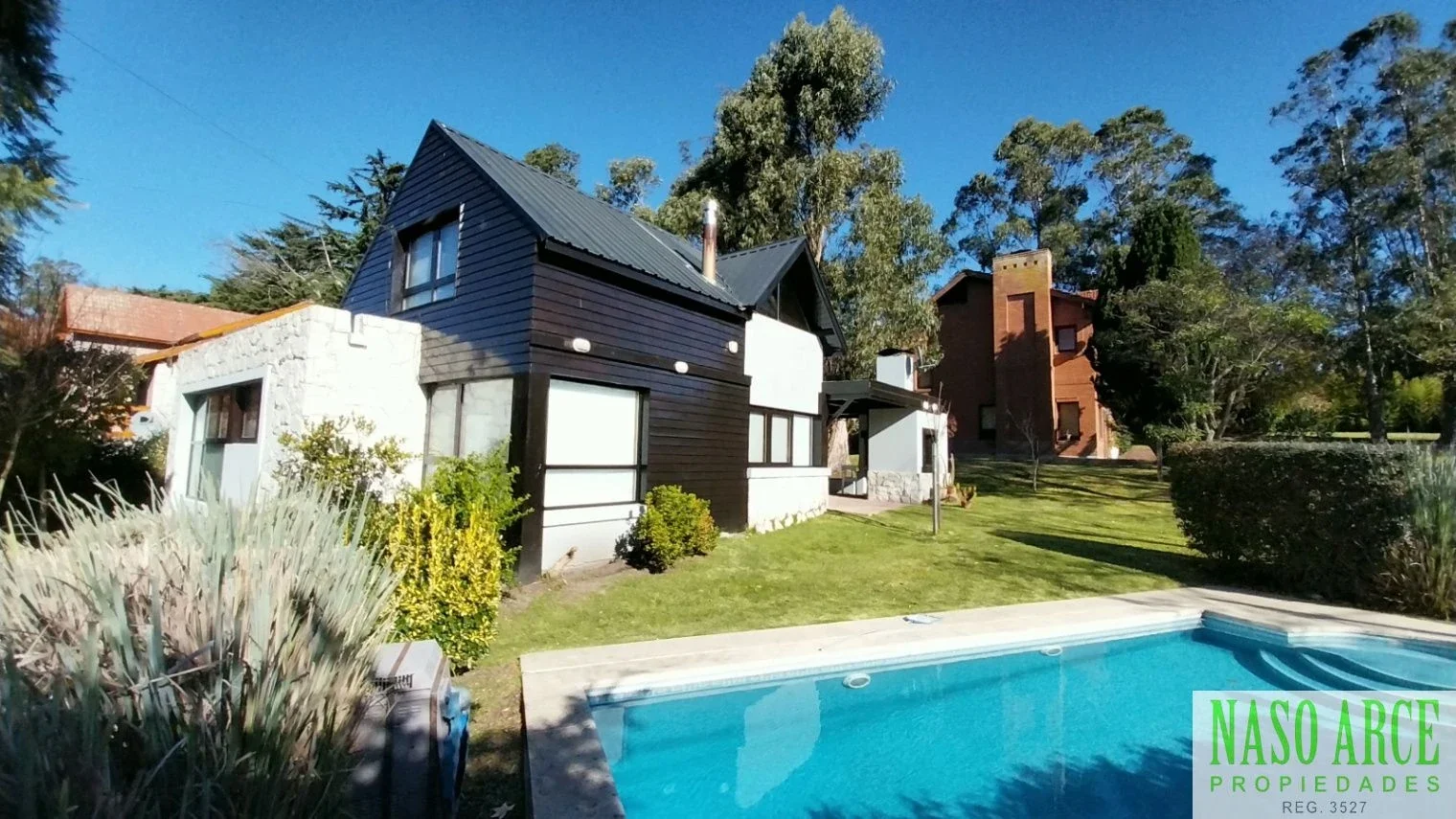 Hermosa propiedad de diseño en venta en Sierra de los Padres. Gas natural - Imagen 1