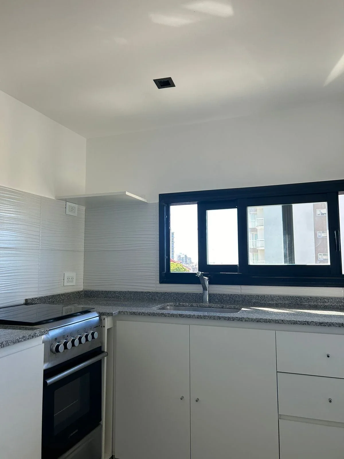 ALQUILER ANUAL departamento 2 ambientes con cochera doble frente al mar - Imagen 5