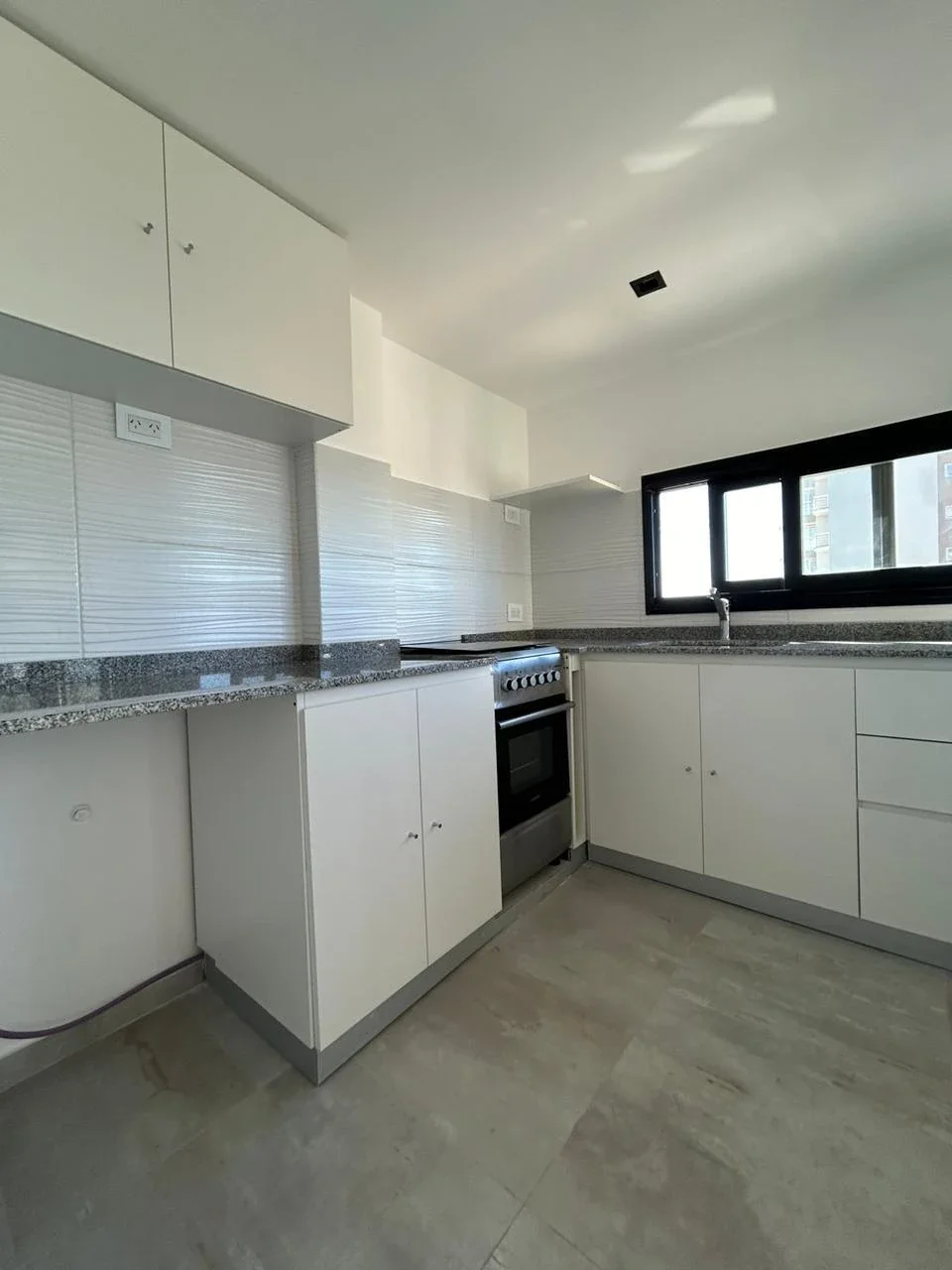 ALQUILER ANUAL departamento 2 ambientes con cochera doble frente al mar - Imagen 2