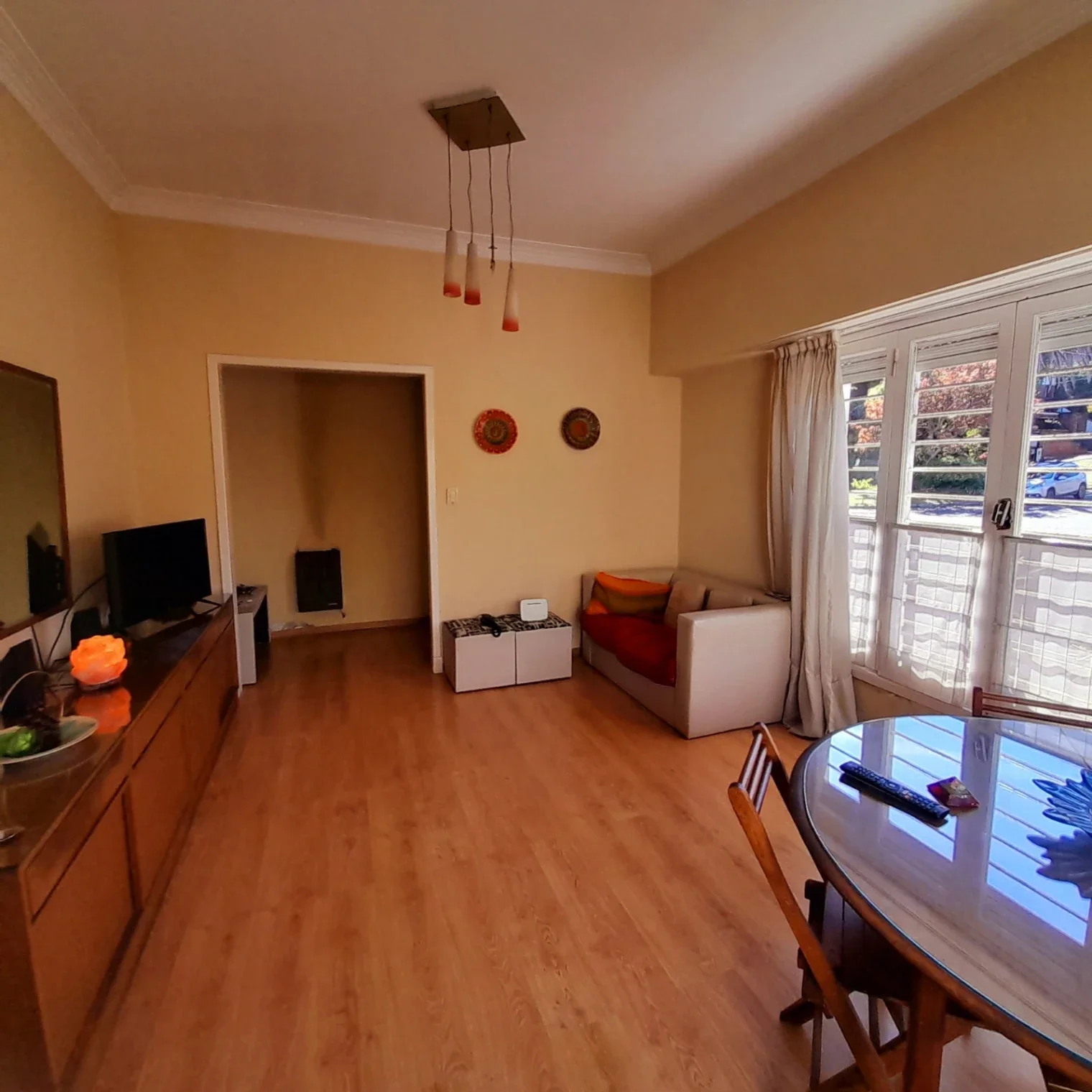 EN ALQUILER | CHALET 4 AMBIENTES EN ESQUINA CON GARAGE Y QUINCHO - Imagen 1