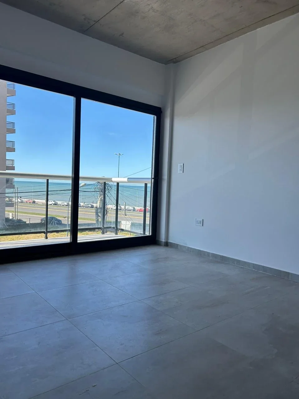 ALQUILER ANUAL departamento 2 ambientes con cochera doble frente al mar - Imagen 3