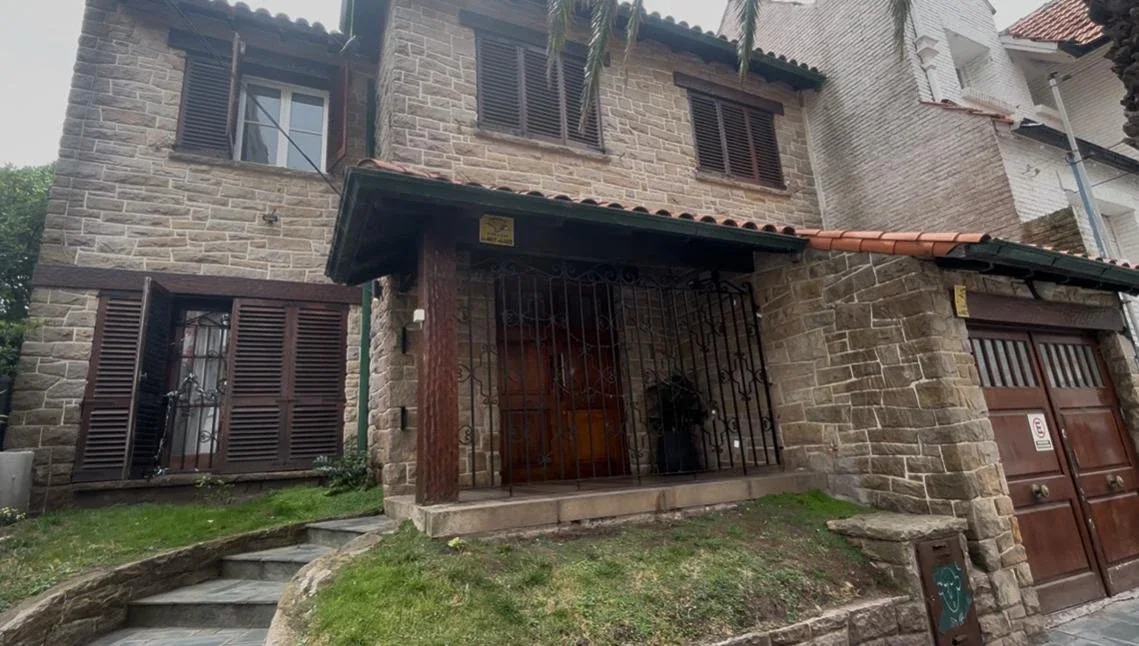 Venta Importante Chalet de estilo 4 ambientes con parque y quincho. Playa Chica - Imagen 1