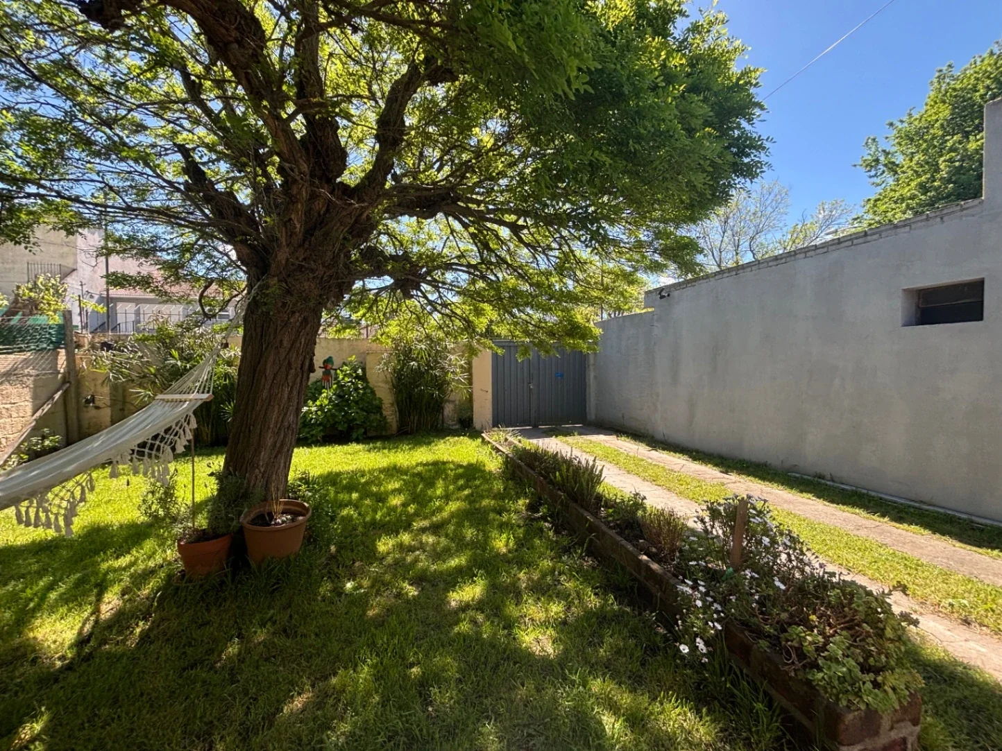 Venta Casa con gran quincho y pileta Climatizada - Imagen 1
