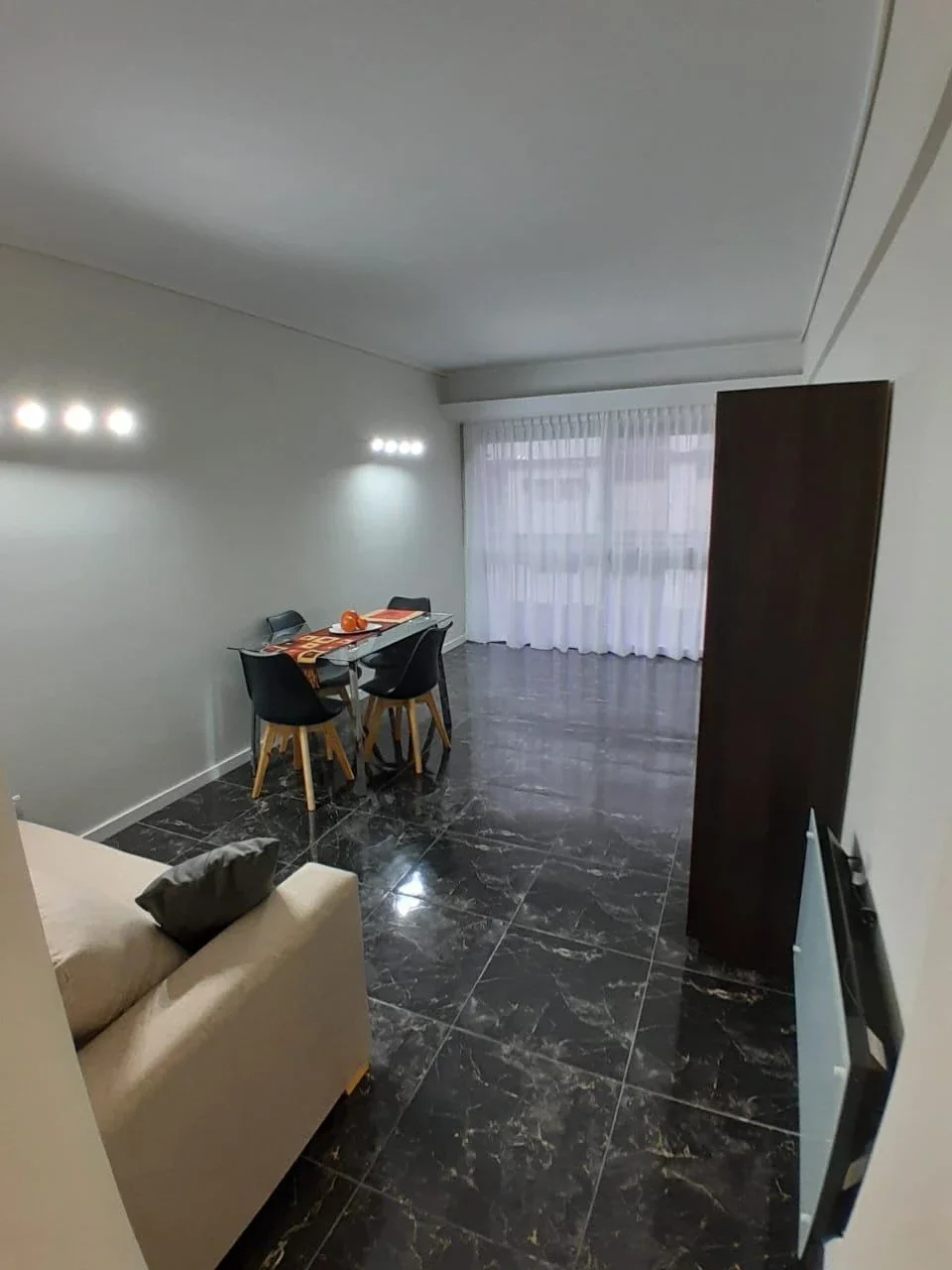 Venta Departamento 2 amb. y dependencia. Balcón al frente y Cochera. Zona Centro - Imagen 2