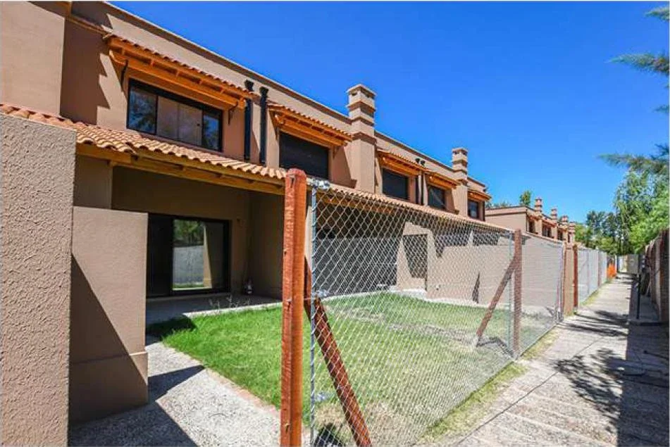 EN VENTA - Casa 3 dorm. + cocheras y PATIO- Condos Ugarchete, Fisherton, Rosario - Imagen 2