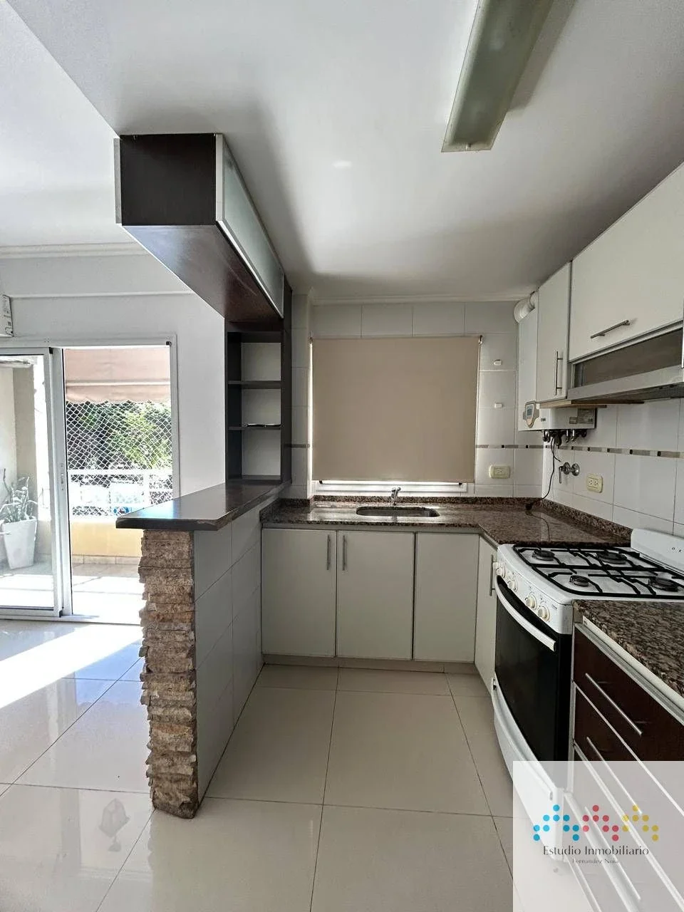 Departamento de 2 dormitorios c/ cochera en Lomas de Zamora - Imagen 1