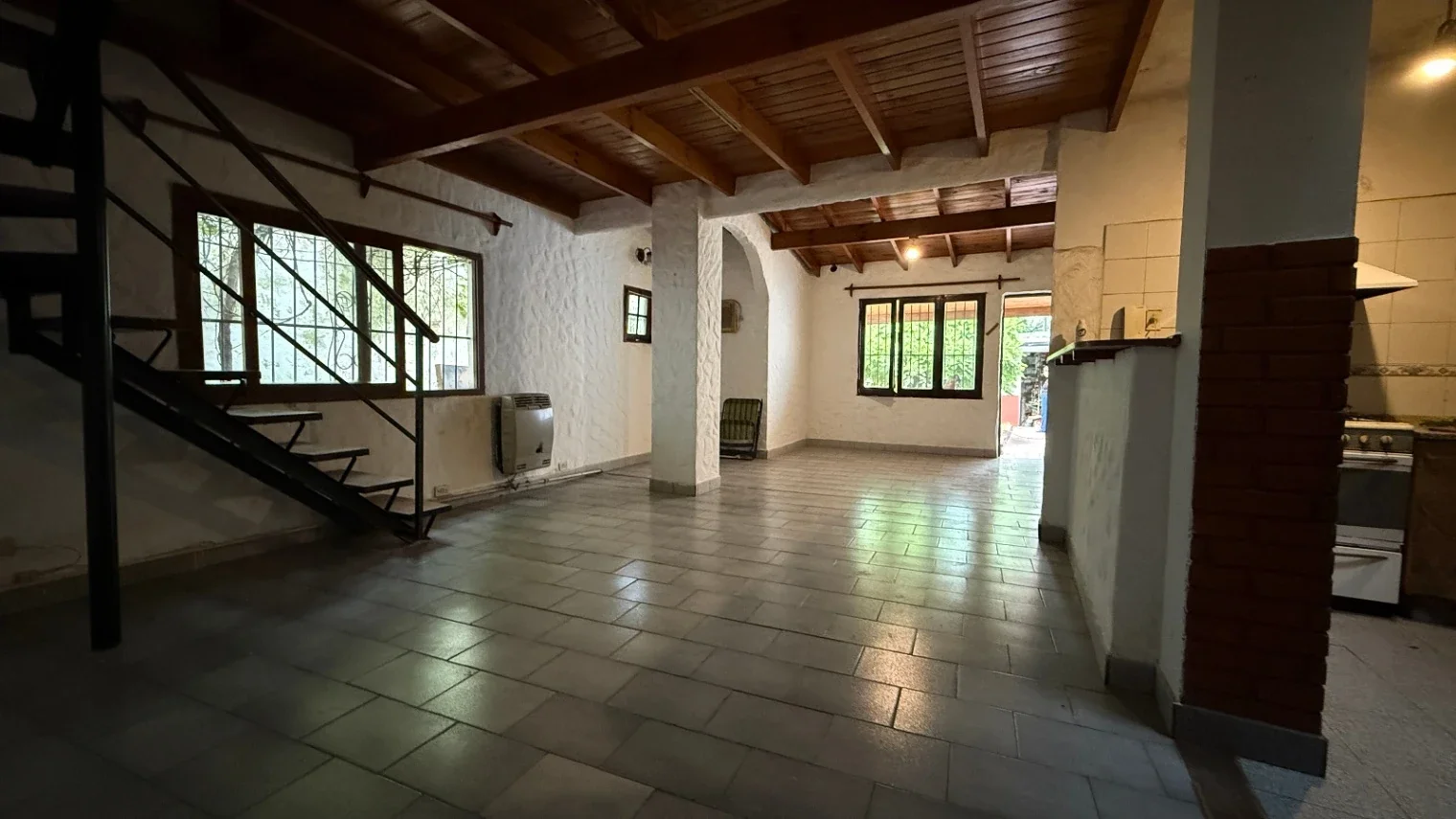 Casa sobre lote propio 4 amb. patio, jardin, cochera y local en Parque Patricios - Imagen 3