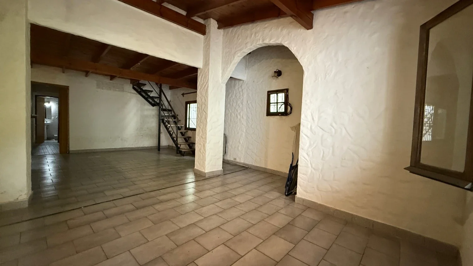 Casa sobre lote propio 4 amb. patio, jardin, cochera y local en Parque Patricios - Imagen 1