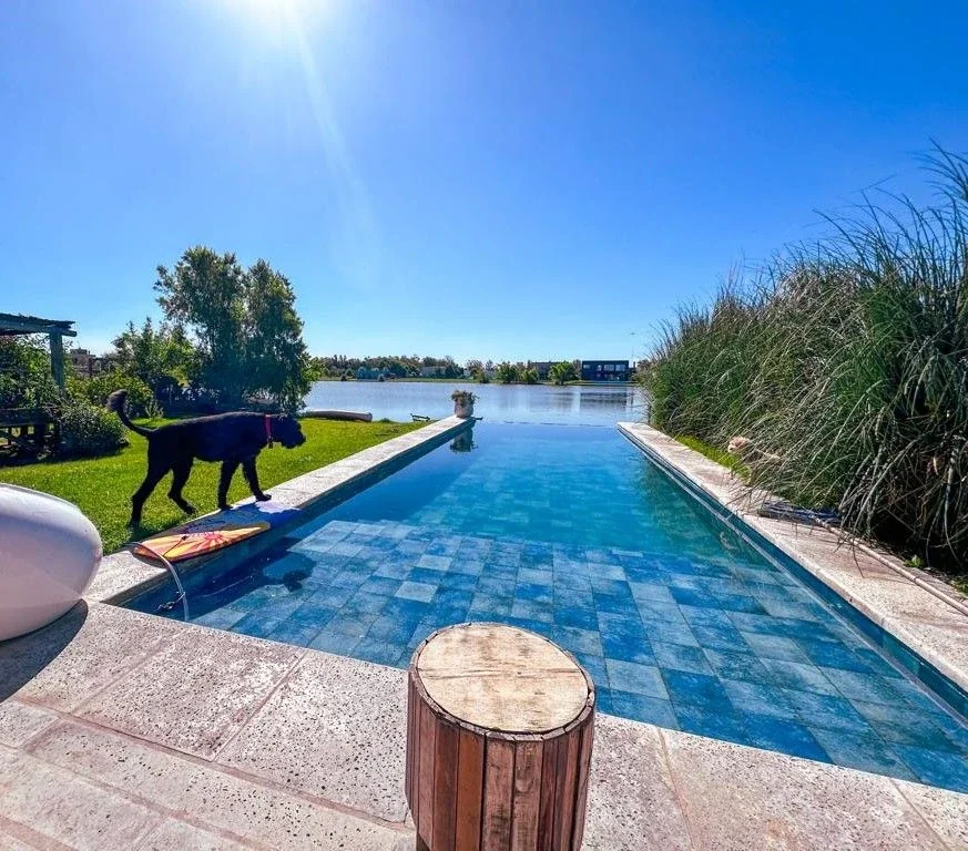 Casa en venta de 6 dormitorios a la laguna y con pileta en Santa Isabel - Imagen 1