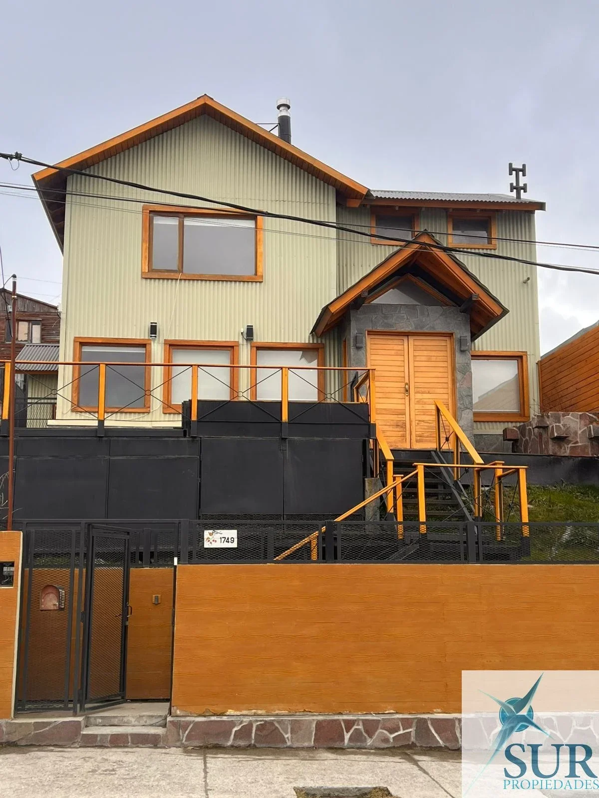 Casa en venta c/ cochera en Ushuaia - Imagen 1