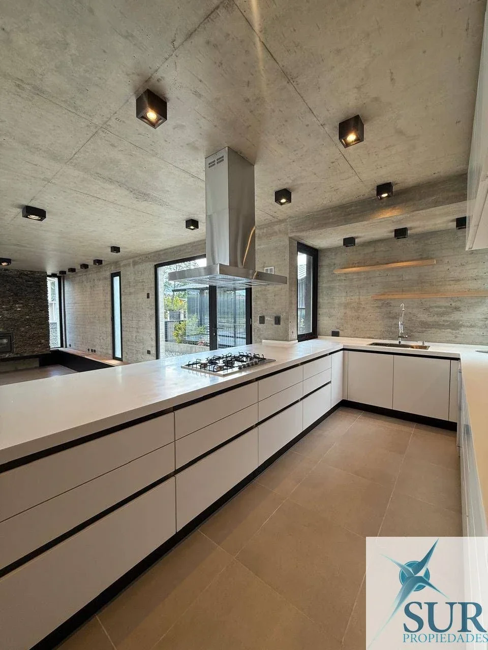 Casa en venta c/ cochera en Ushuaia - Imagen 1