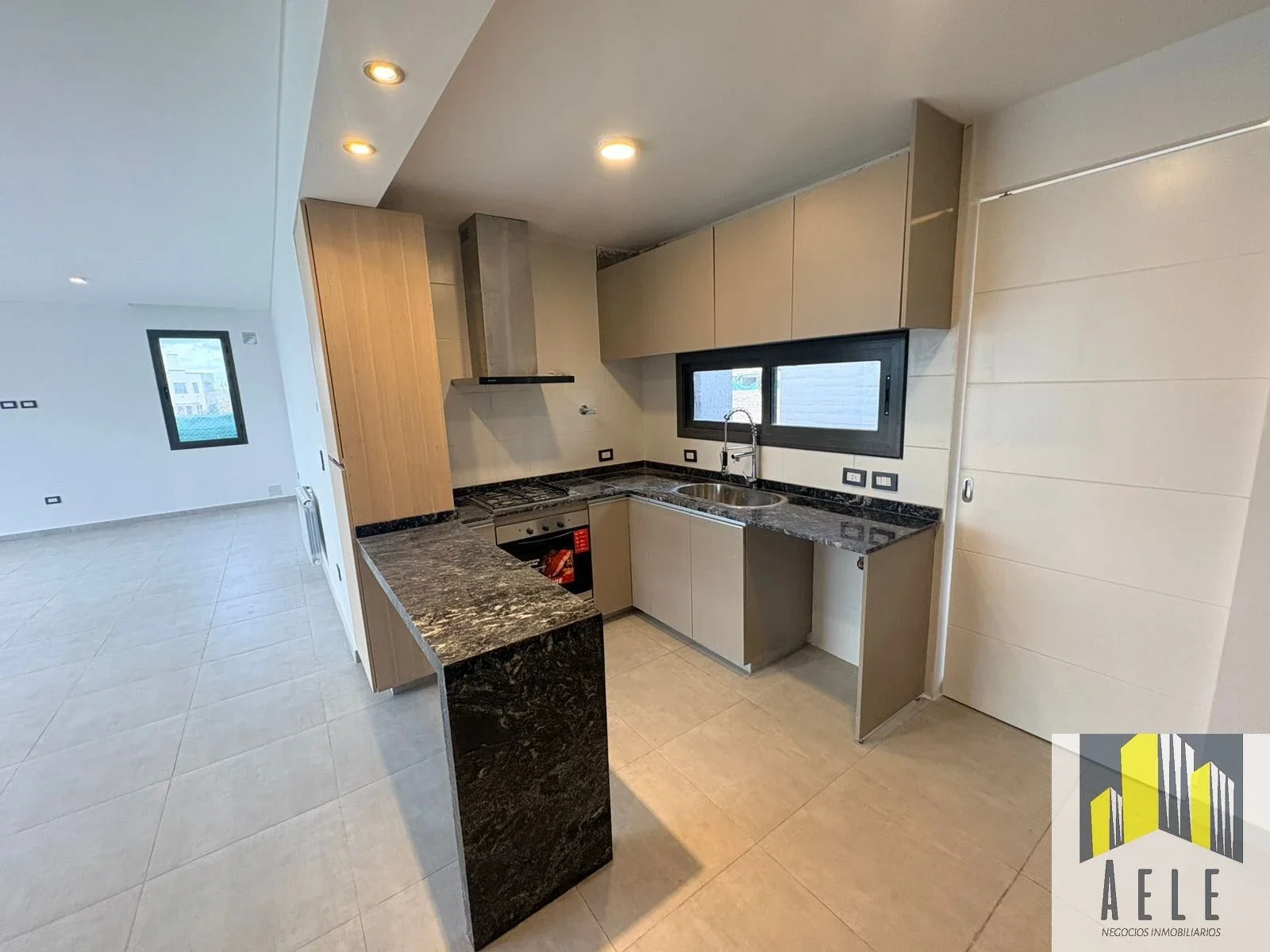 CASA A ESTRENAR EN B° PRIVADO -3 HAB+  3 BAÑOS+ COCHERA DOBLE-MAIPU - Imagen 4