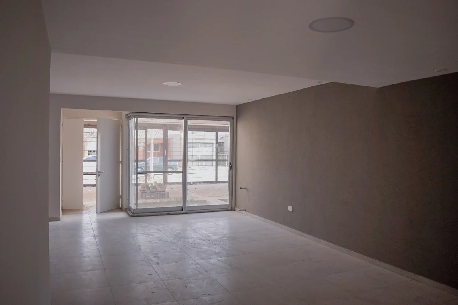 Dúplex en venta, dos dormitorios c/ cochera en La Consulta - Imagen 2