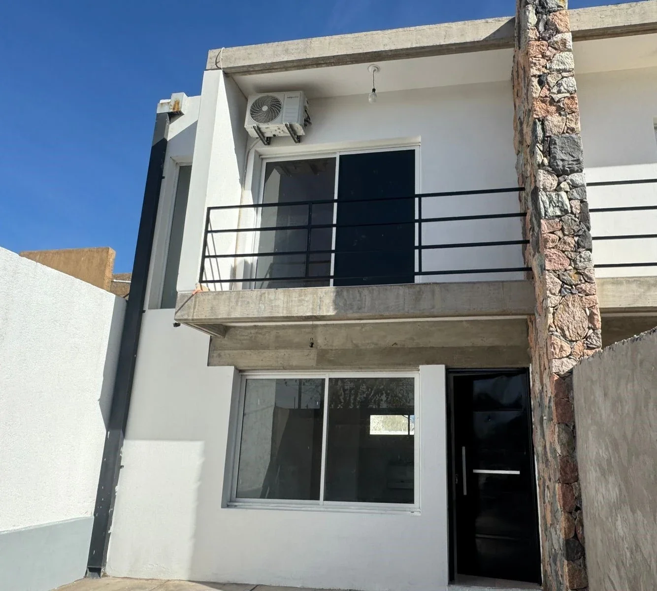 Dúplex en venta de 2 dormitorios c/ cochera en Tunuyán - Imagen 2