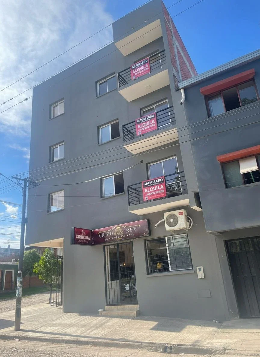 Departamento con patio en alquiler en Sargento Cabral - Imagen 1