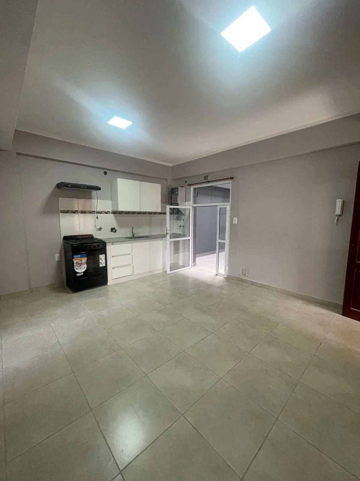 Departamento con patio en alquiler en Sargento Cabral - Imagen 4