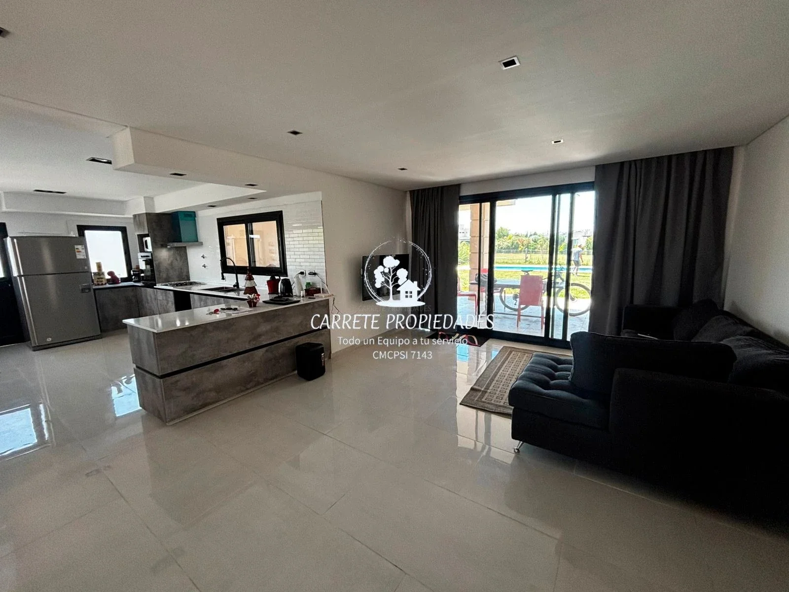 Casa en venta con pileta y cochera. Lote con fondo a verde. Barrio San Ramiro - Imagen 3
