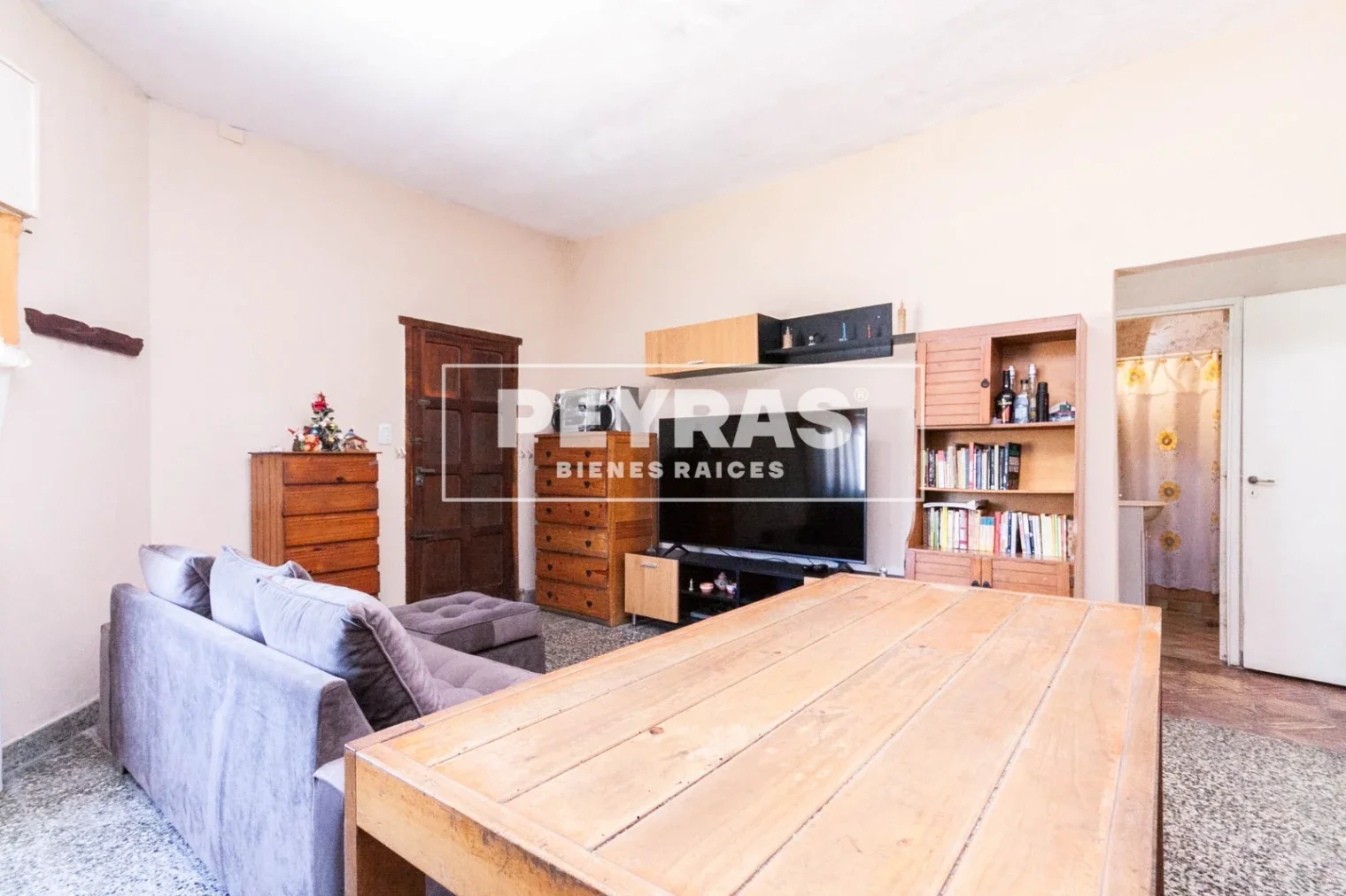 Casa en lote propio con cochera y terraza - Imagen 5