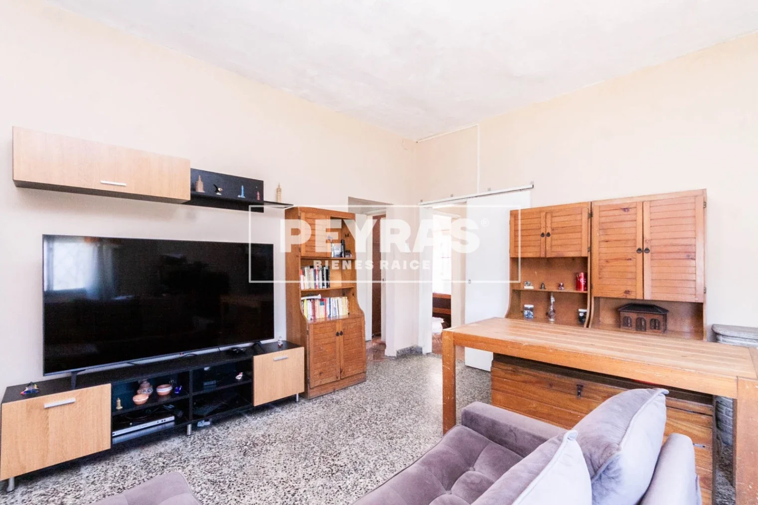 Casa en lote propio con cochera y terraza - Imagen 2