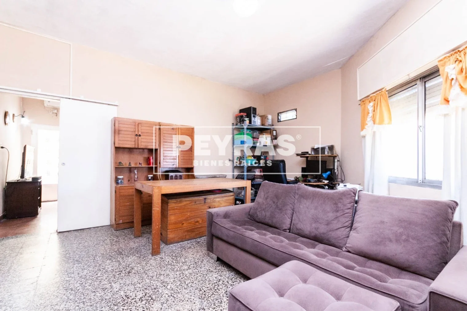 Casa en lote propio con cochera y terraza - Imagen 4
