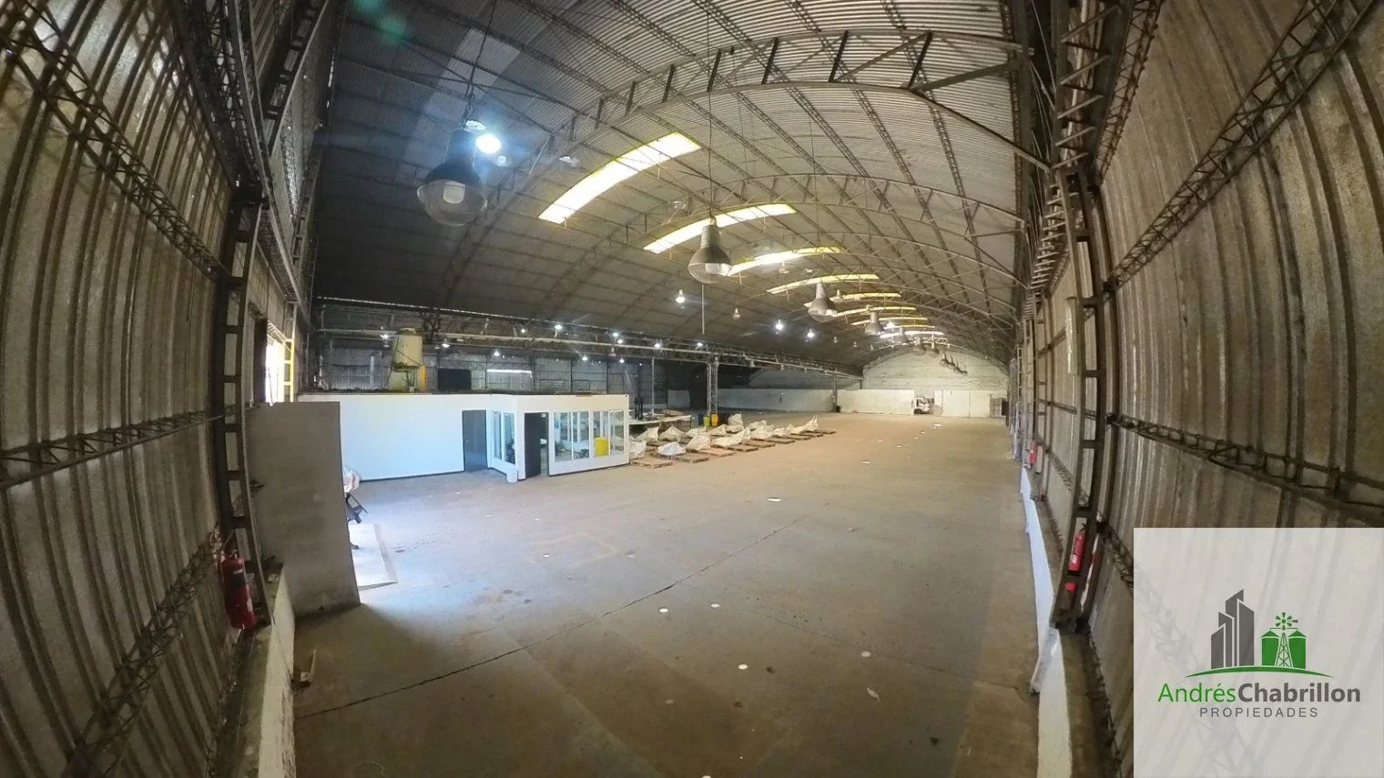 Excelente oportunidad de inversión en Concordia, galpón de 2670m2 cubiertos - Imagen 4