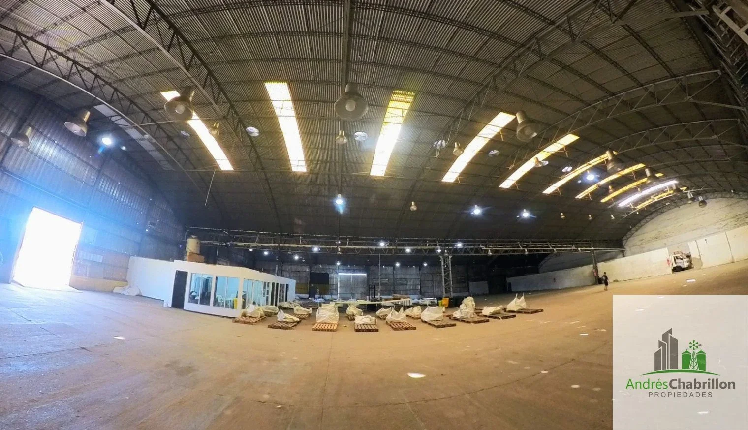 Excelente oportunidad de inversión en Concordia, galpón de 2670m2 cubiertos - Imagen 5