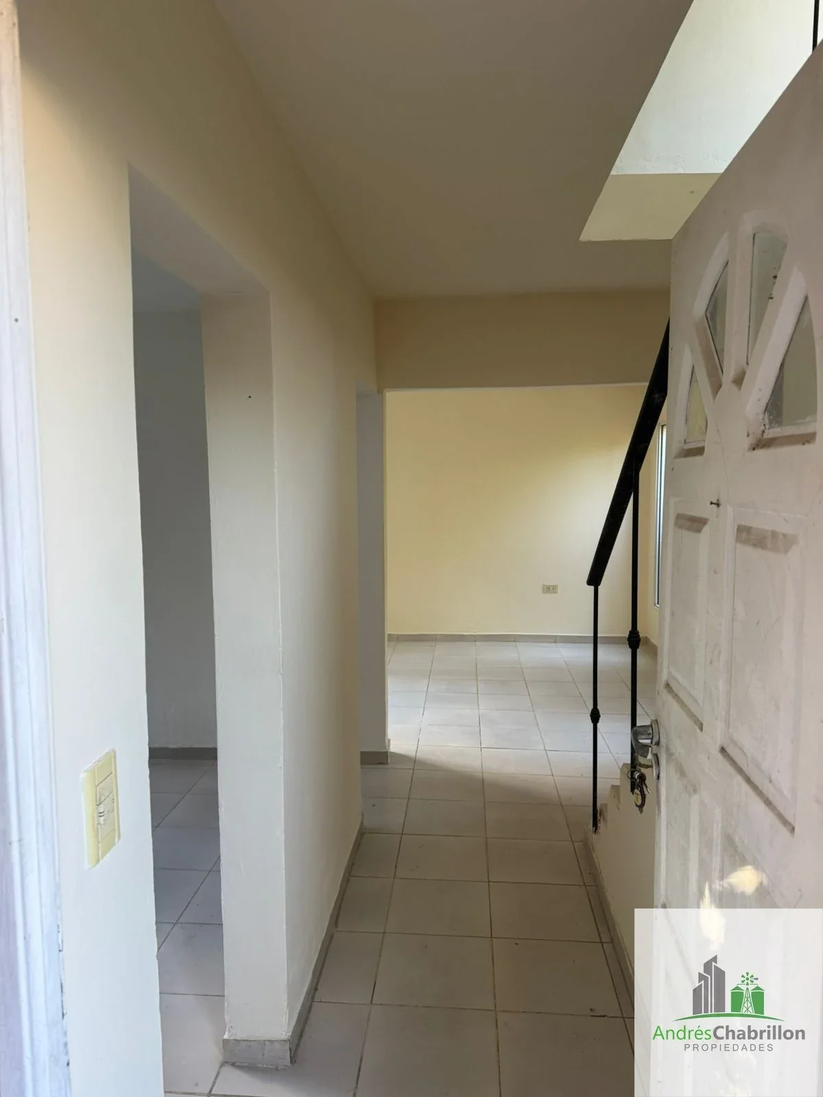 Amplio dúplex en Barrio Nebel con jardín y cochera - Imagen 3