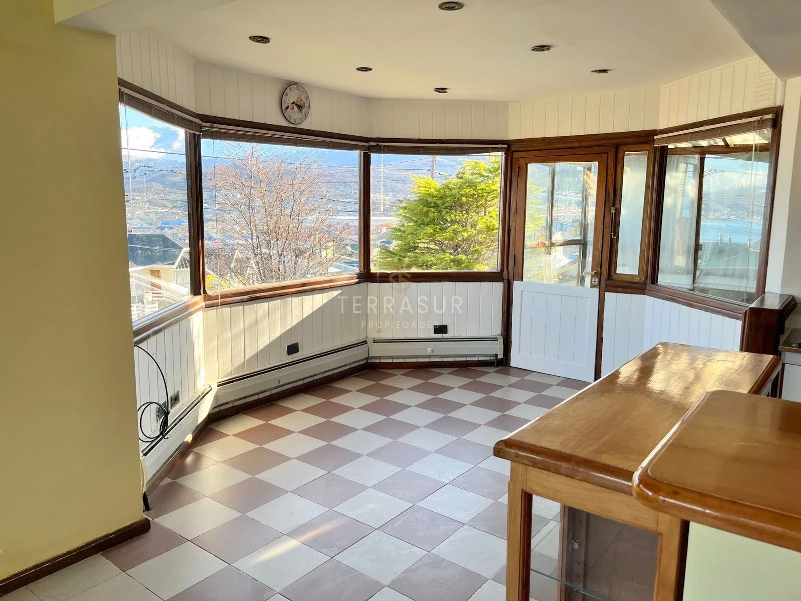 Casa de 4 dormitorios y quincho en venta! - Imagen 2