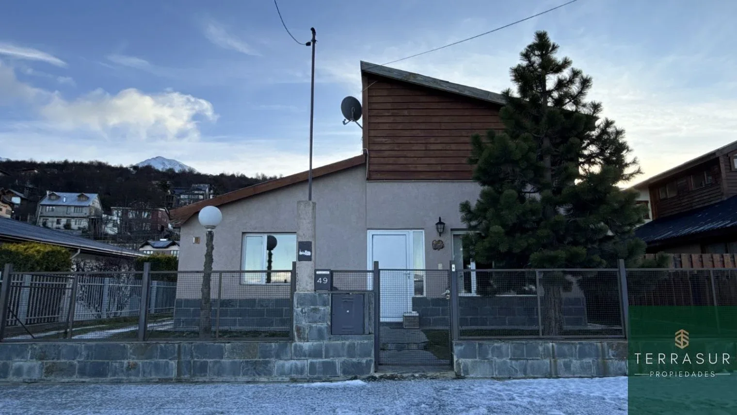 Casa en venta c/ cochera en Ushuaia - Imagen 2
