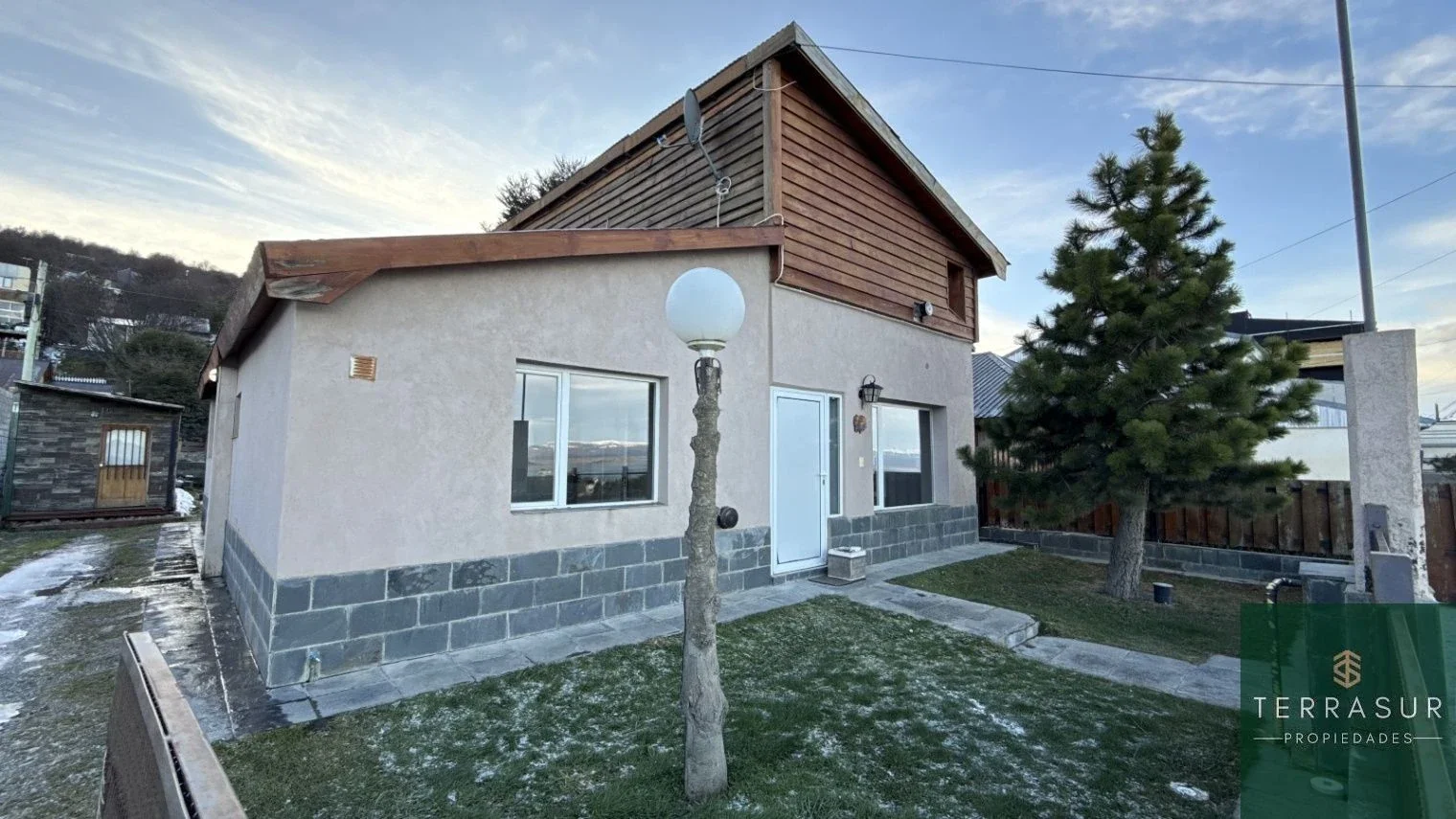 Casa en venta c/ cochera en Ushuaia - Imagen 1