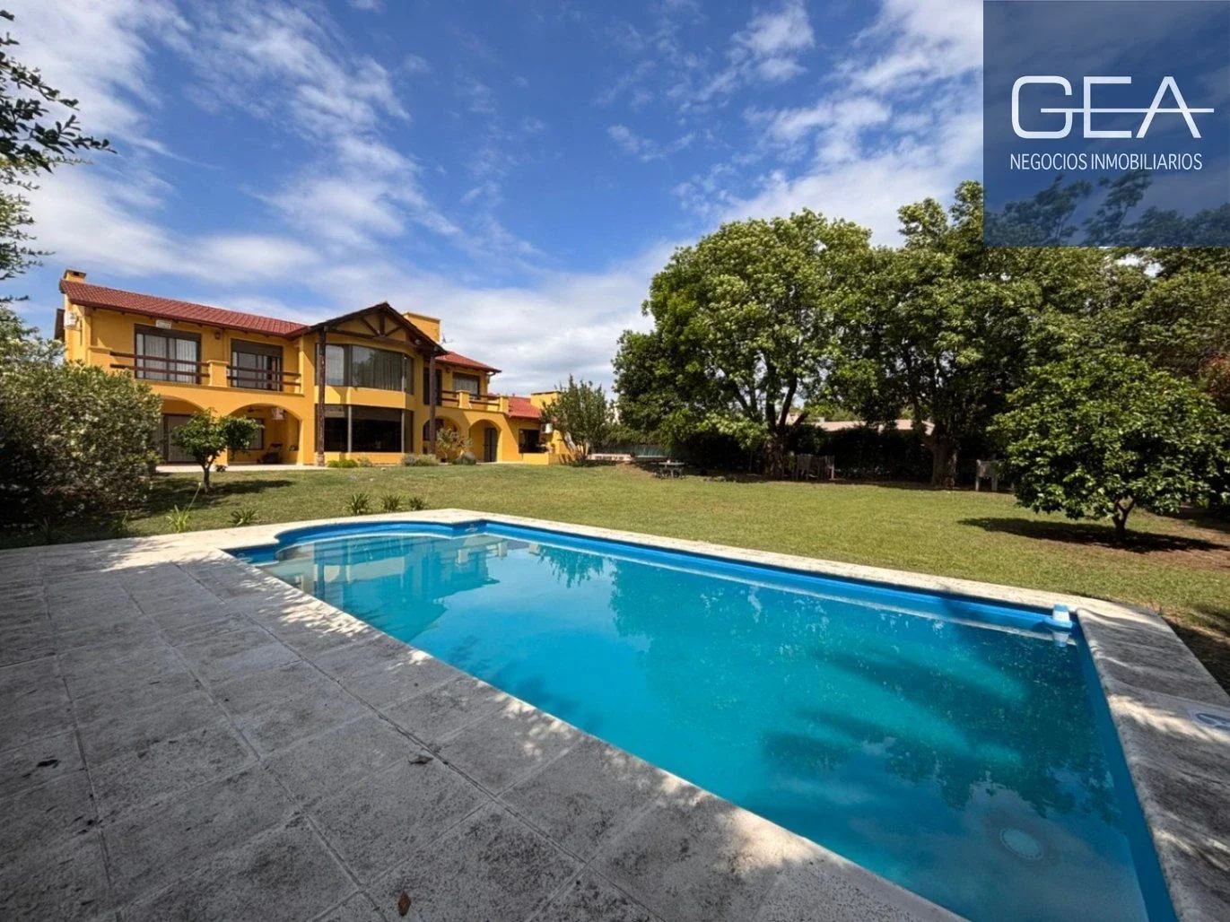 VENTA. Altos del Chateau. Casa de categoría 4 dormitorios. 1500m2 terreno! - Imagen 2