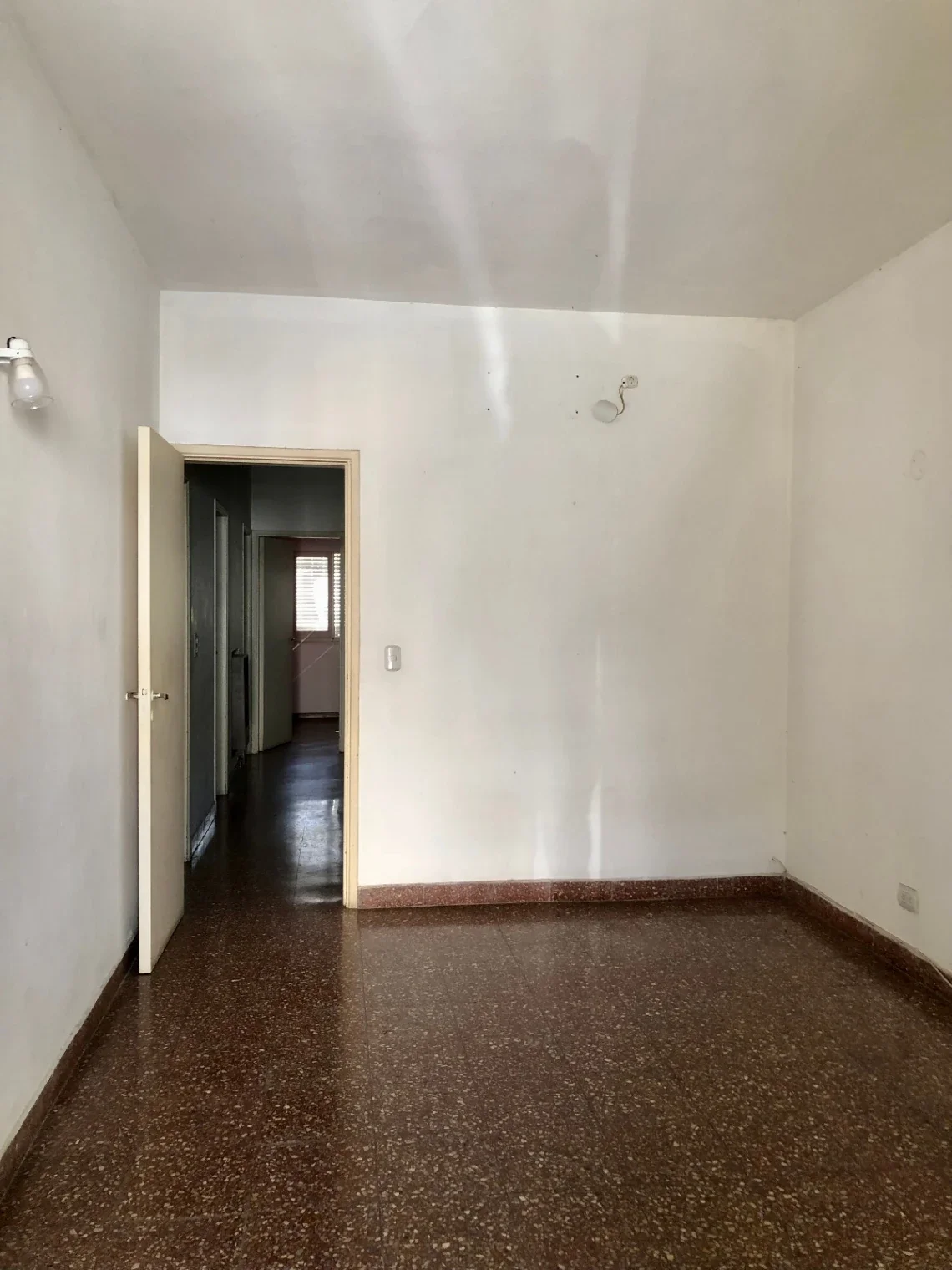 Casa en venta de 2 hab con patio - Imagen 2