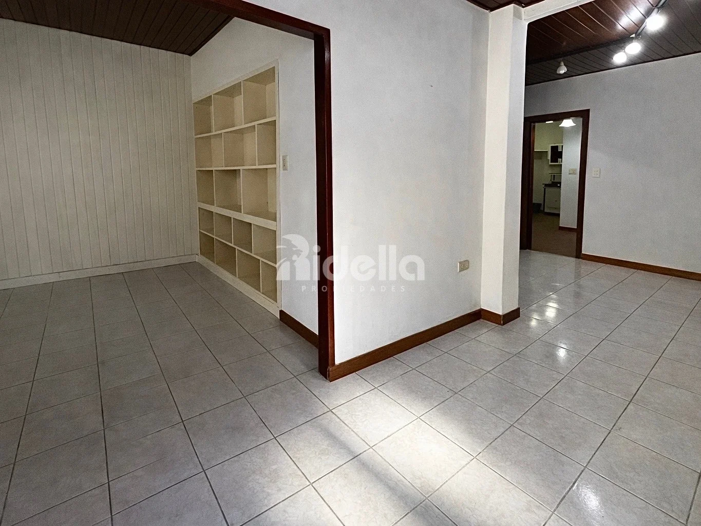 Casa 2 dormitorios — jardín con parrilla y pileta - Cochera - Imagen 3