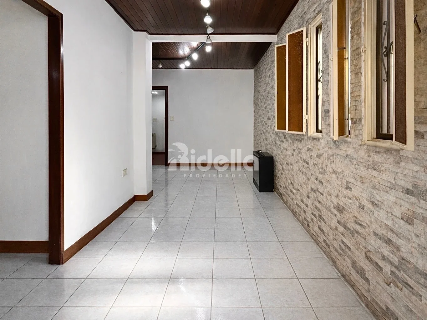 Casa 2 dormitorios — jardín con parrilla y pileta - Cochera - Imagen 2