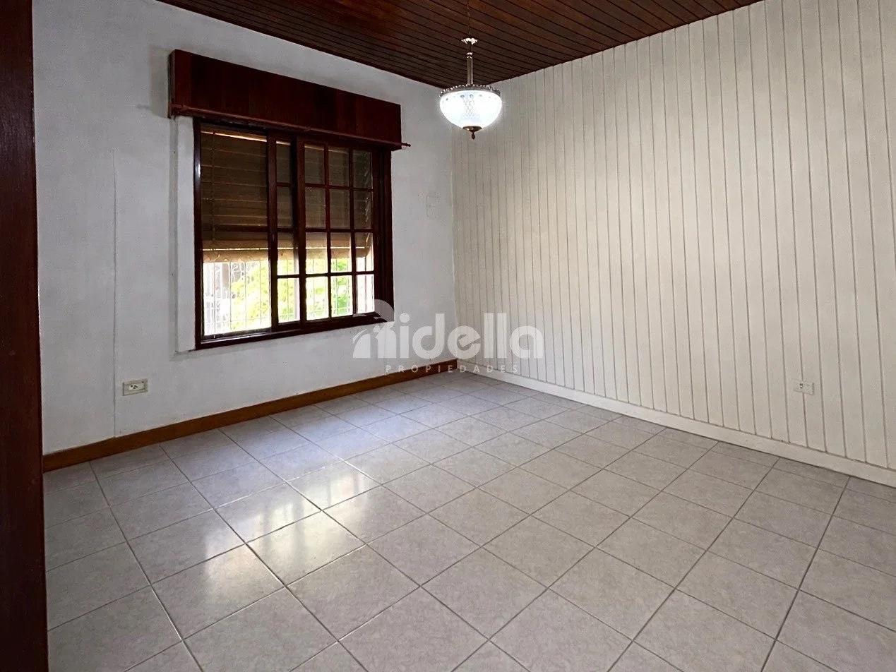 Casa 2 dormitorios — jardín con parrilla y pileta - Cochera - Imagen 4