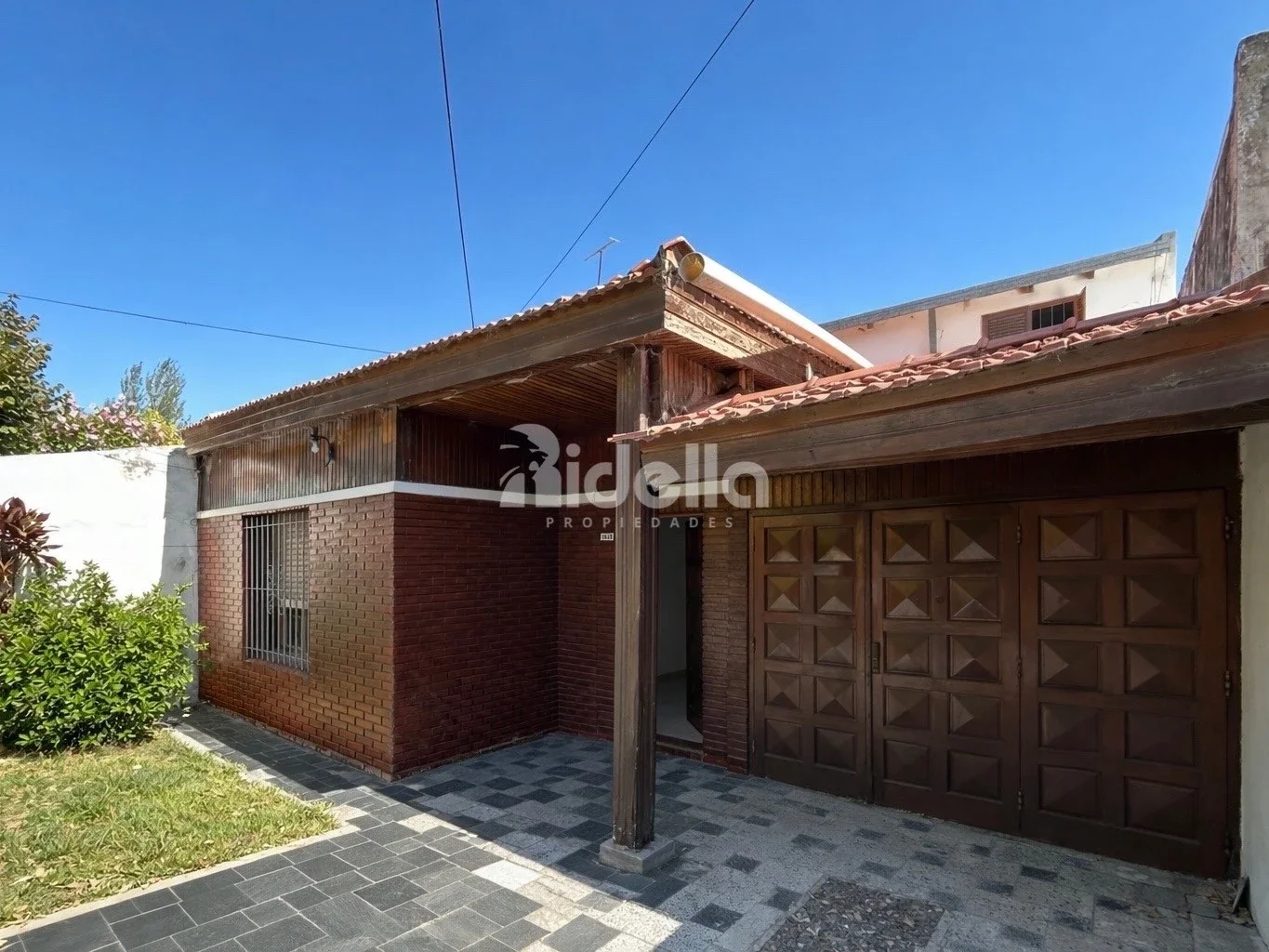 Casa 2 dormitorios — jardín con parrilla y pileta - Cochera - Imagen 1