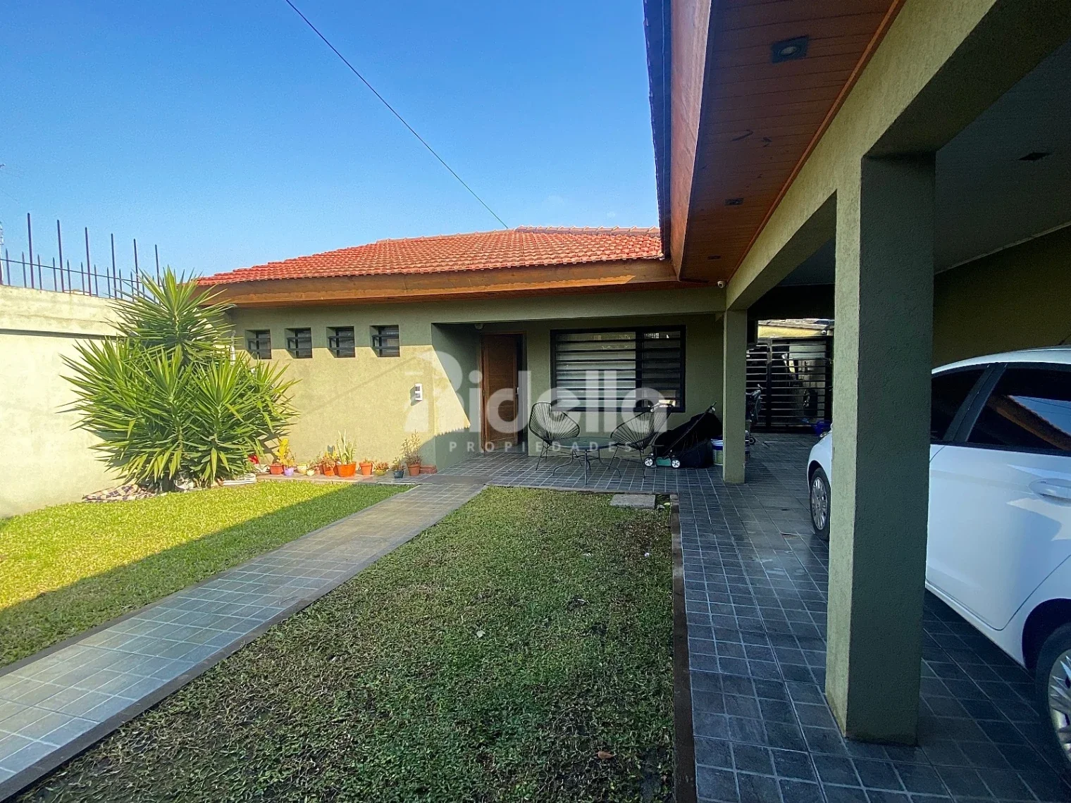 Casa 3 dorm. con suite, galería y gran jardín con pileta — Berisso - Imagen 5