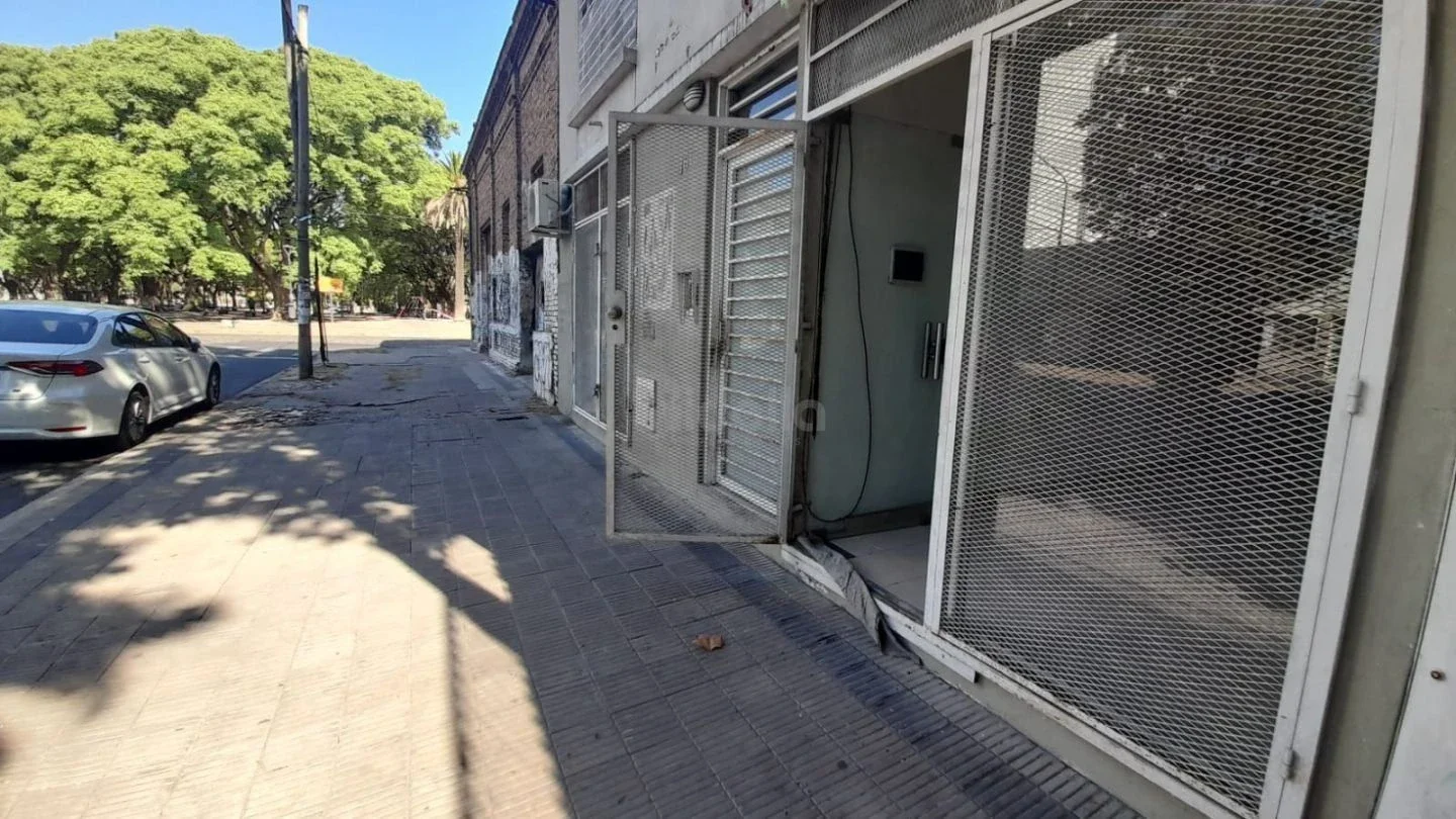 Local Comercial Alquilado | Renta Neta 6,9% USD | Frente a Plaza Matheu - Imagen 1