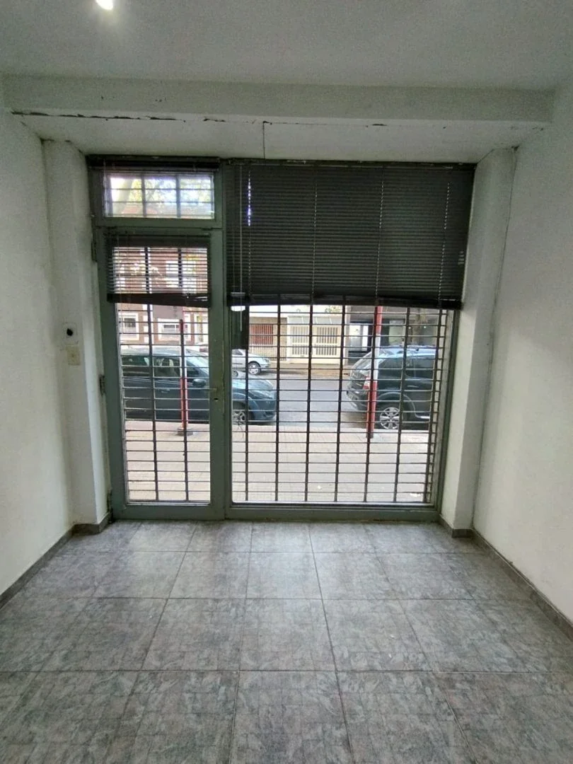 Local En Venta. Ubicado En 56 Entre 3 Y 4 - Imagen 3