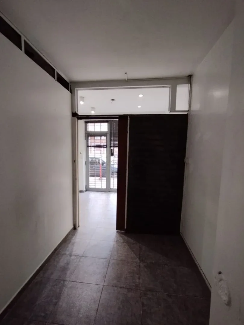 Local En Venta. Ubicado En 56 Entre 3 Y 4 - Imagen 4