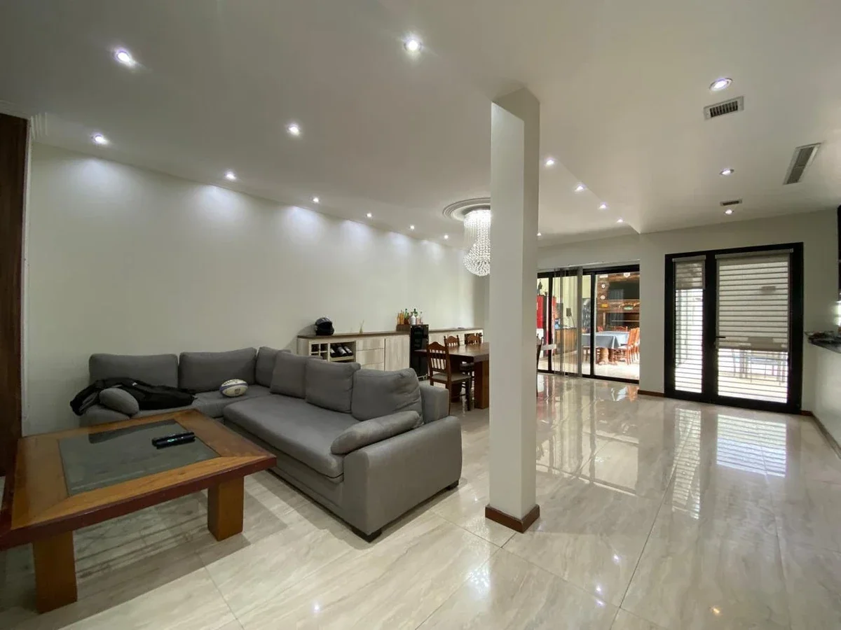 Casa 3 dorm. de categoría — suite con vestidor, quincho y pileta - Imagen 4