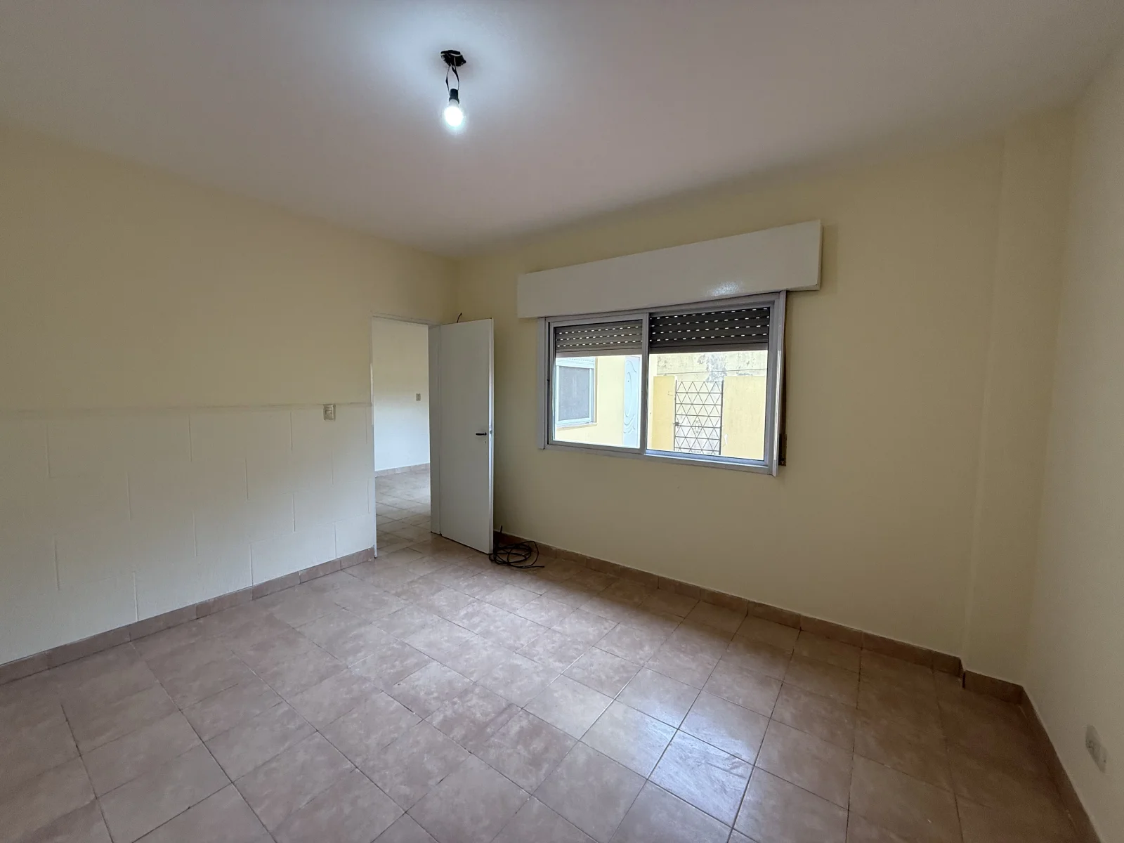 Departamento en alquiler en Berazategui sobre Av. 14 2 Ambientes con Patio - Imagen 2