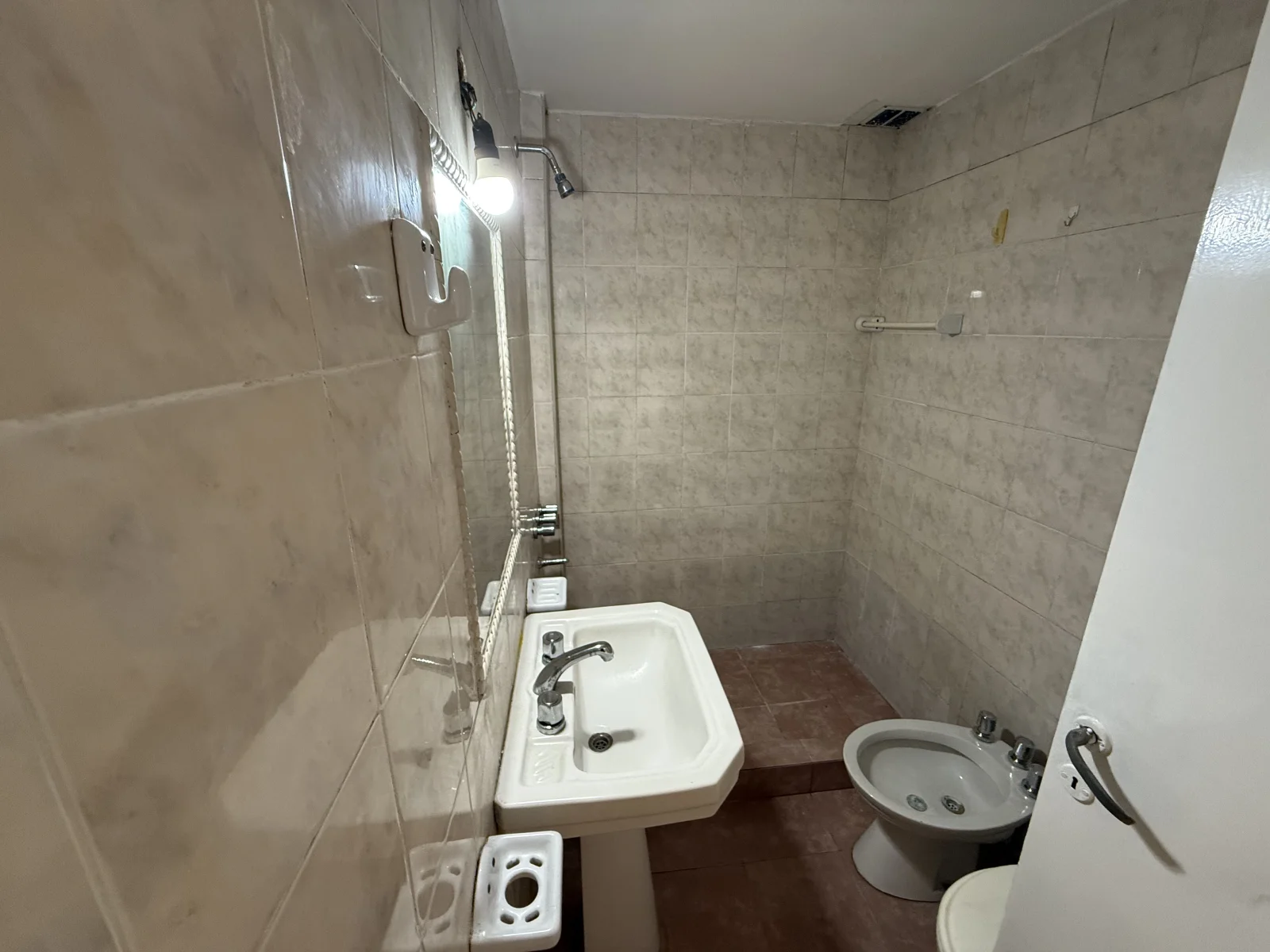 Departamento en alquiler en Berazategui sobre Av. 14 2 Ambientes con Patio - Imagen 4