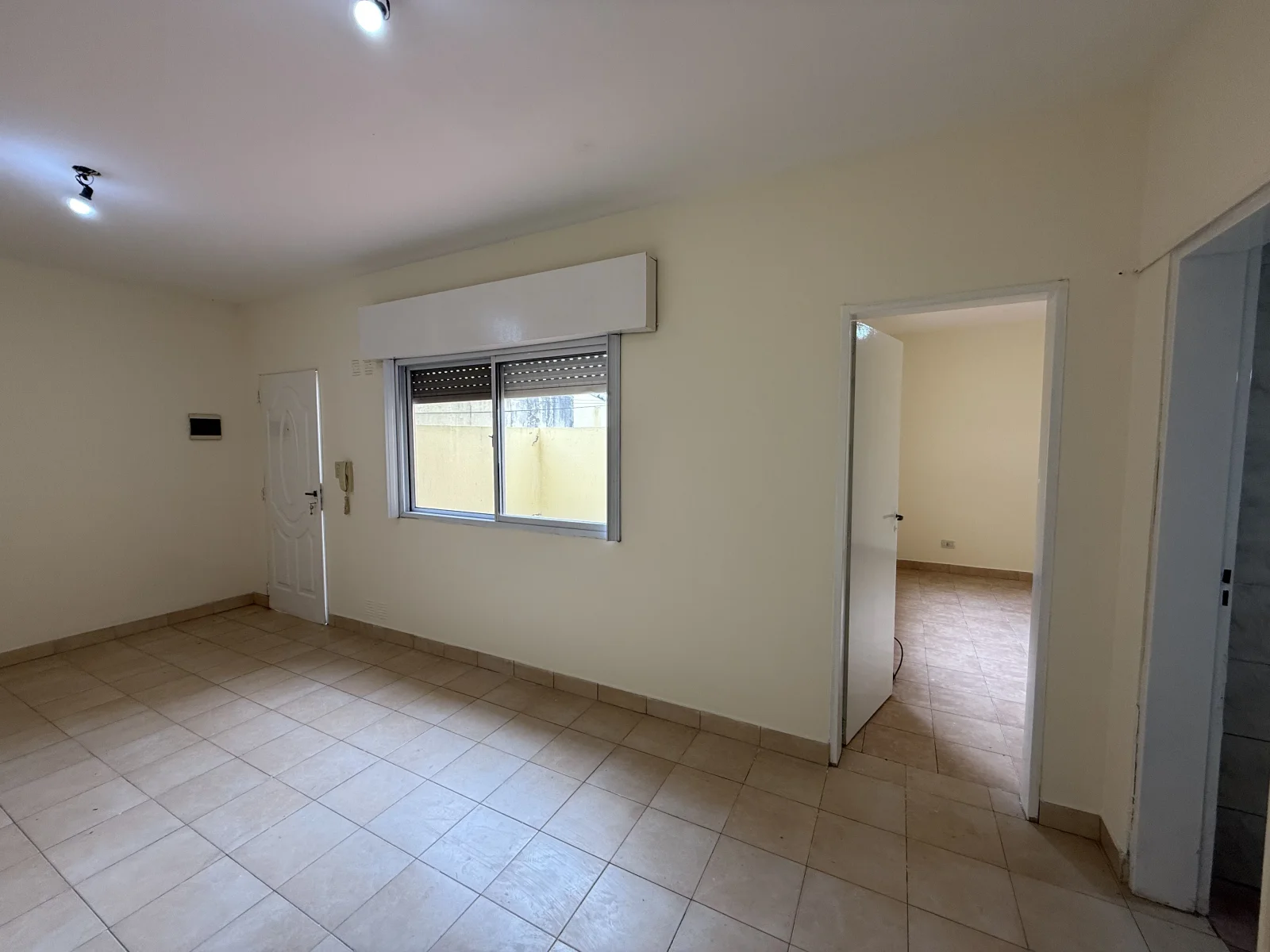 Departamento en alquiler en Berazategui sobre Av. 14 2 Ambientes con Patio - Imagen 5