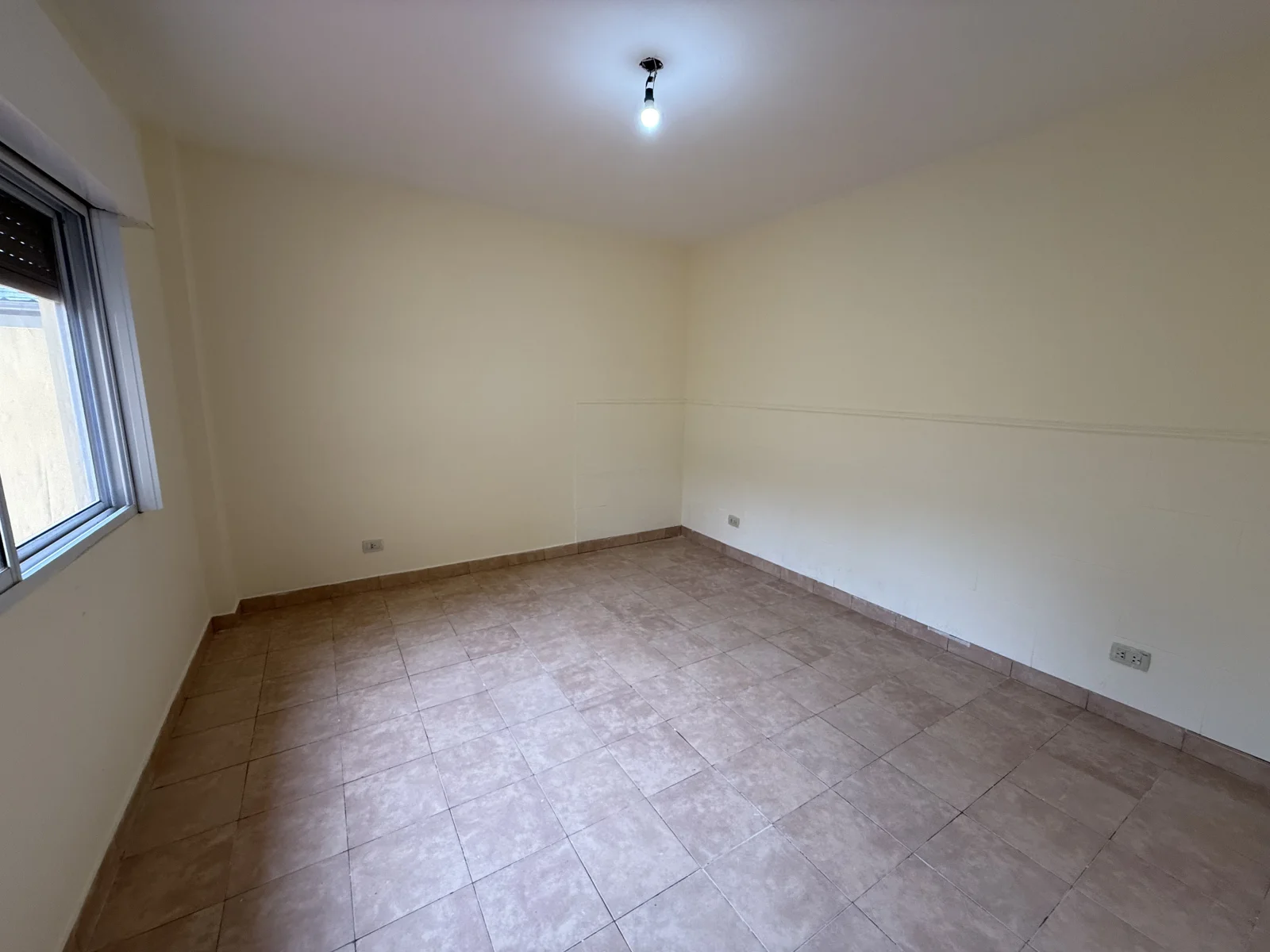 Departamento en alquiler en Berazategui sobre Av. 14 2 Ambientes con Patio - Imagen 3