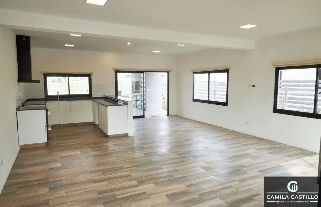 Casa en venta de 3 dormitorios c/ cochera en San Sebastián - Imagen 2
