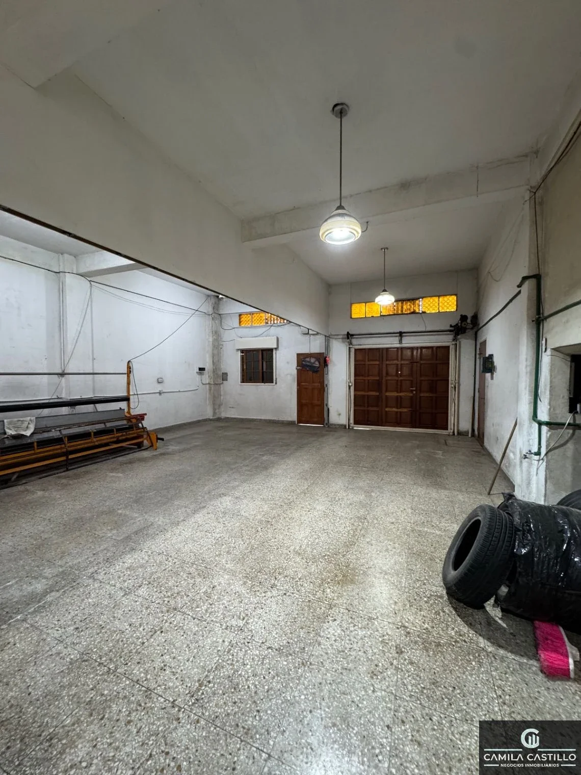 Depósito / Galpón con oficinas y vivienda –1 cuadra de AV. GENERAL PAZ - Imagen 2