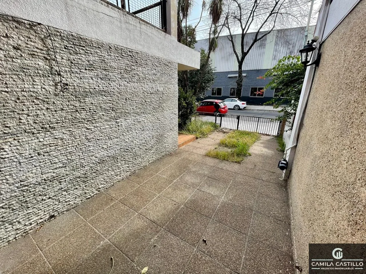 CASA EN VENTA EN VERSALLES 6 AMBIENTES CON 2 TERRAZAS Y PARQUE - Imagen 2